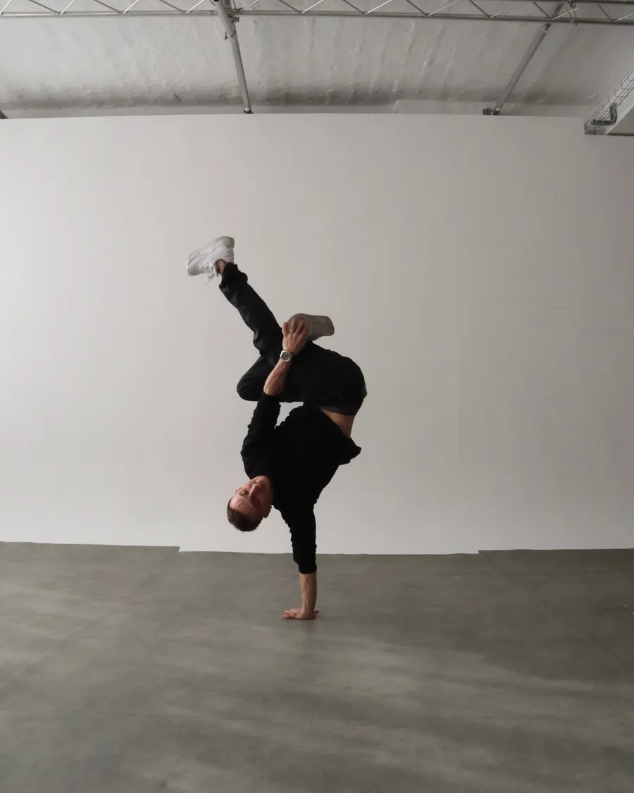 Bailarín urbano sosteniendo un freeze invertido