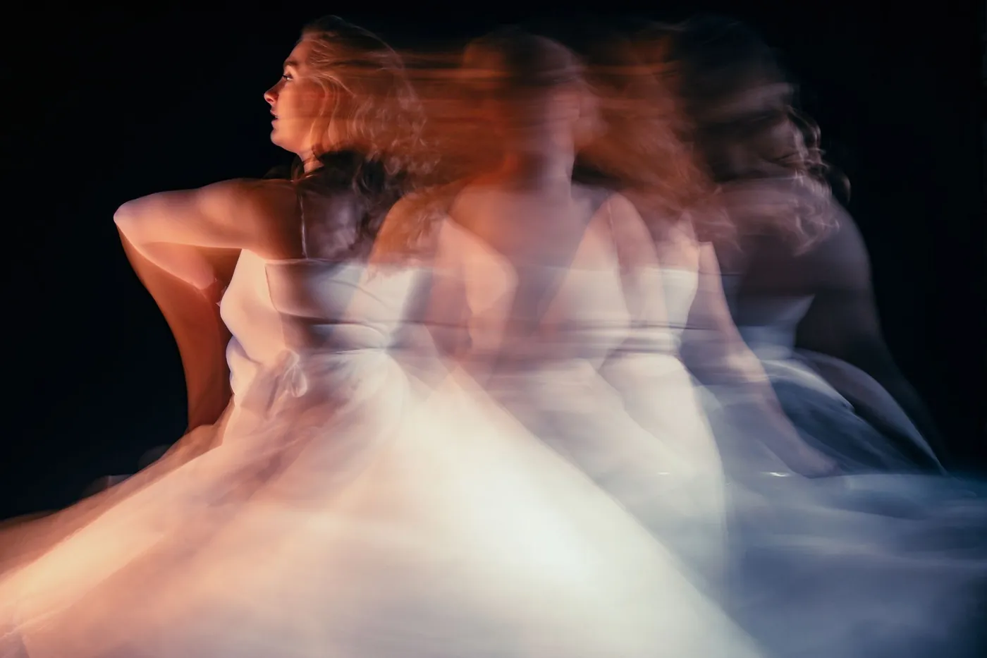 Bailarina fotografiada con larga exposición, el movimiento dibujado en el aire
