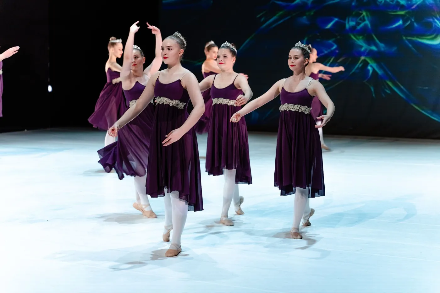 Grupo de alumnas sobre el escenario durante la muestra anual